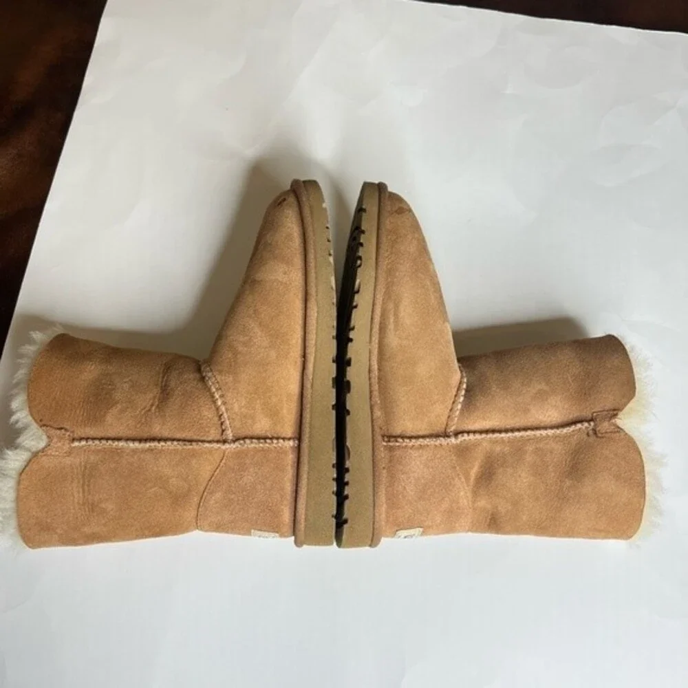 UGG Bailey Button II  Size 6